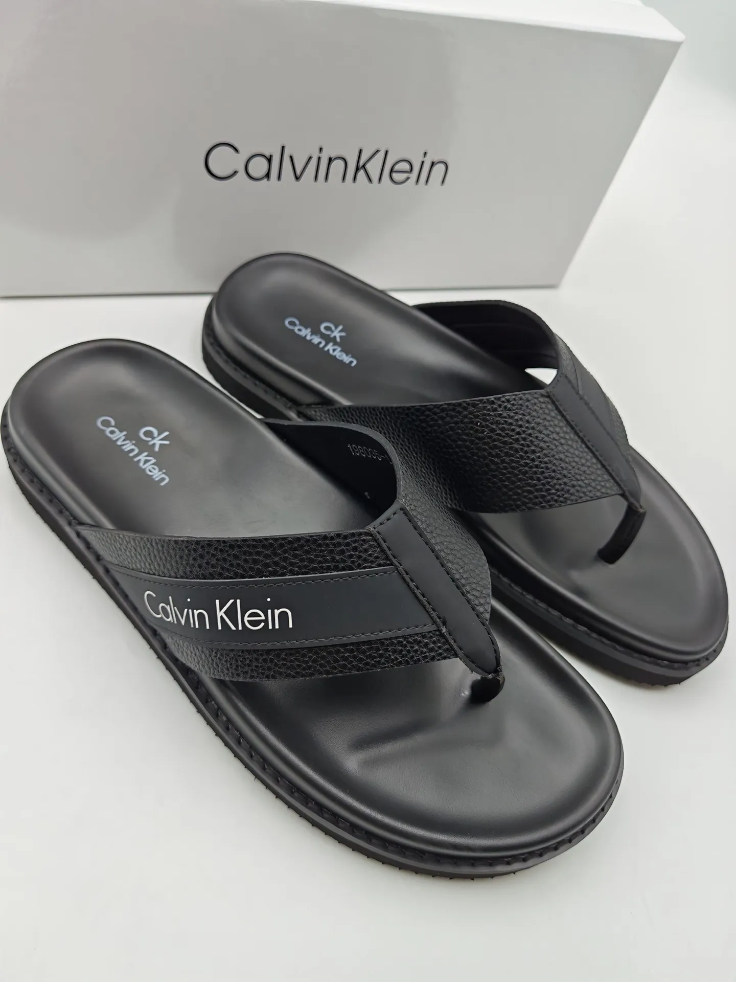 Men's shoes 💰300 Calvin Klein CK men's slippers, the upper of this slipper is made of imported cowhide, and the sole is also imported new EVA material. The foamed ultra-light outsole is more non-slip, three-dimensional and skin-friendly. Available from stock, long-term availability, Size: 38-46 yards.